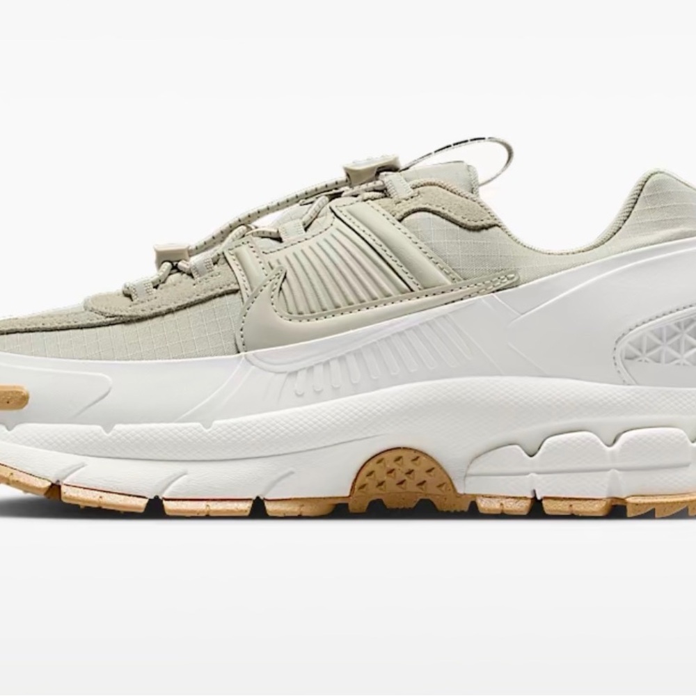 Nike Zoom Vomero Sneakers in Cream and Tan - Picture 4 of 13